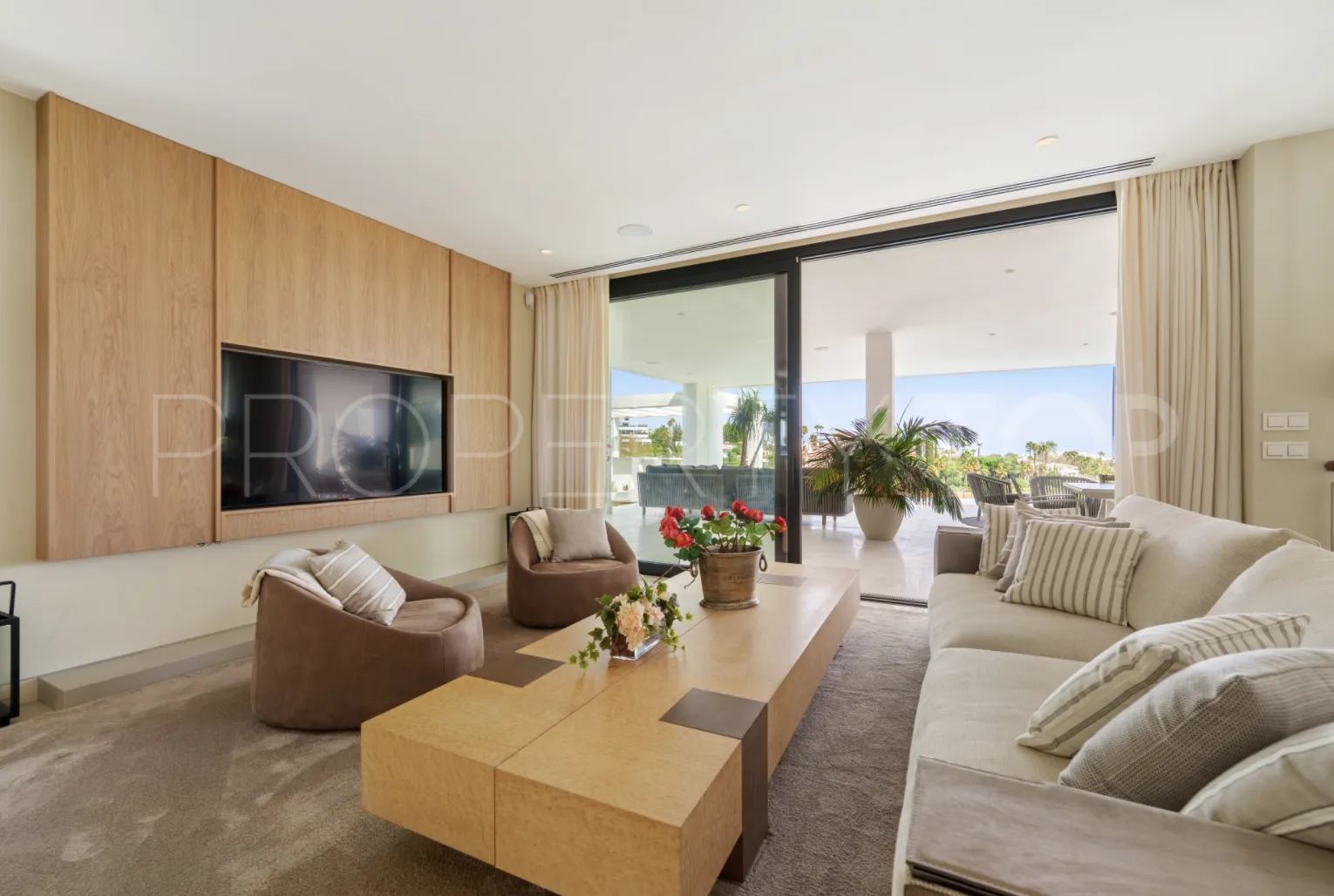 5 bedrooms villa in Nueva Andalucia for sale