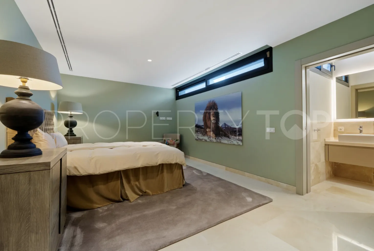 5 bedrooms villa in Nueva Andalucia for sale