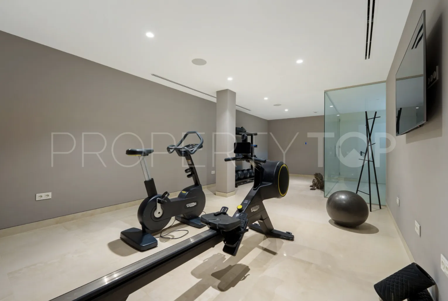5 bedrooms villa in Nueva Andalucia for sale