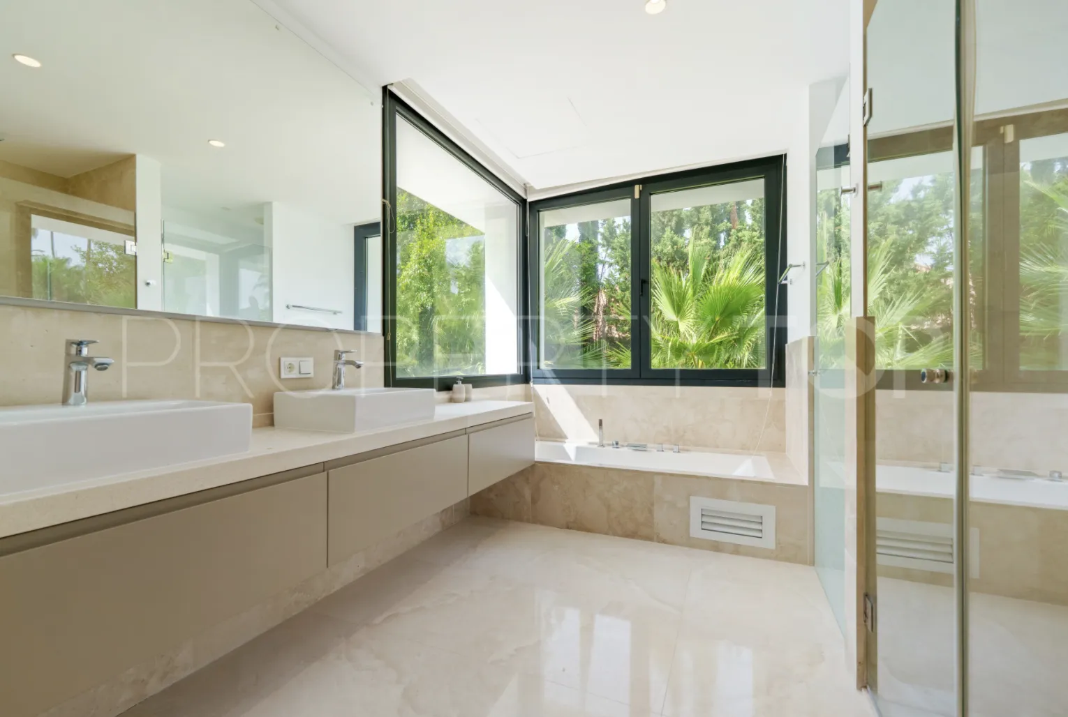 5 bedrooms villa in Nueva Andalucia for sale