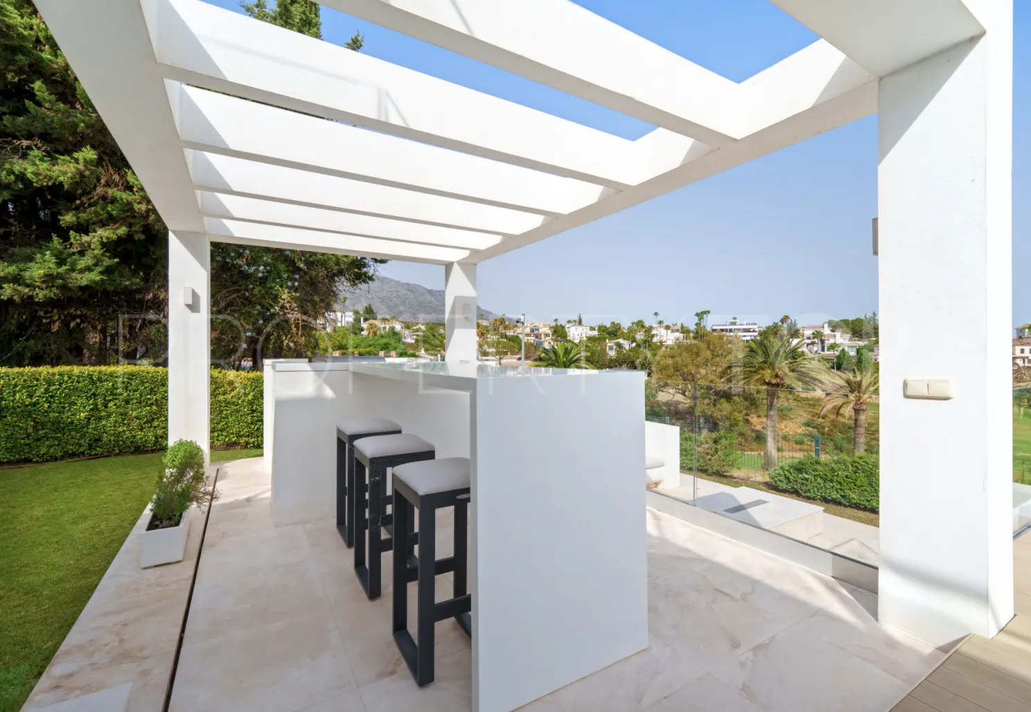 5 bedrooms villa in Nueva Andalucia for sale