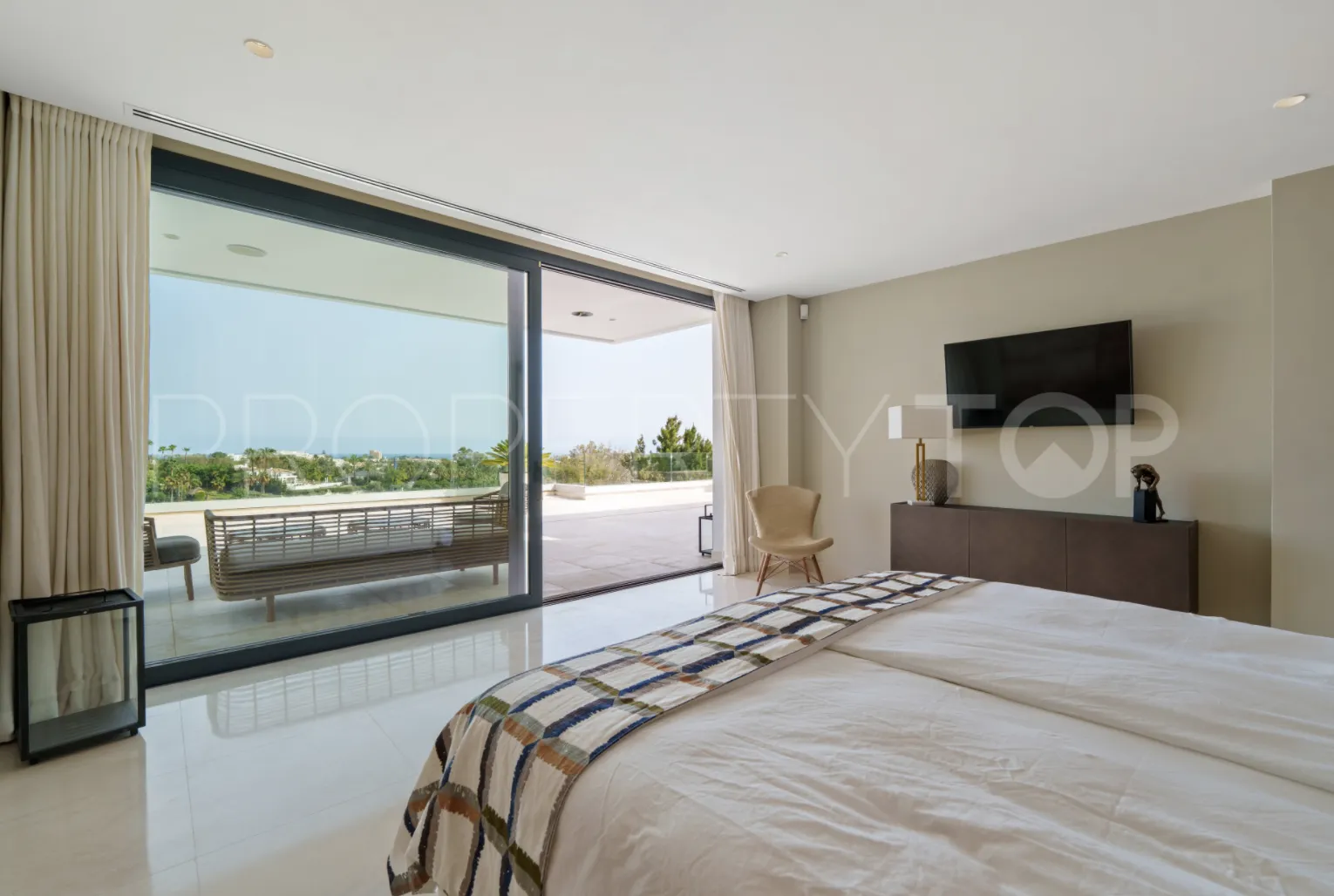 5 bedrooms villa in Nueva Andalucia for sale