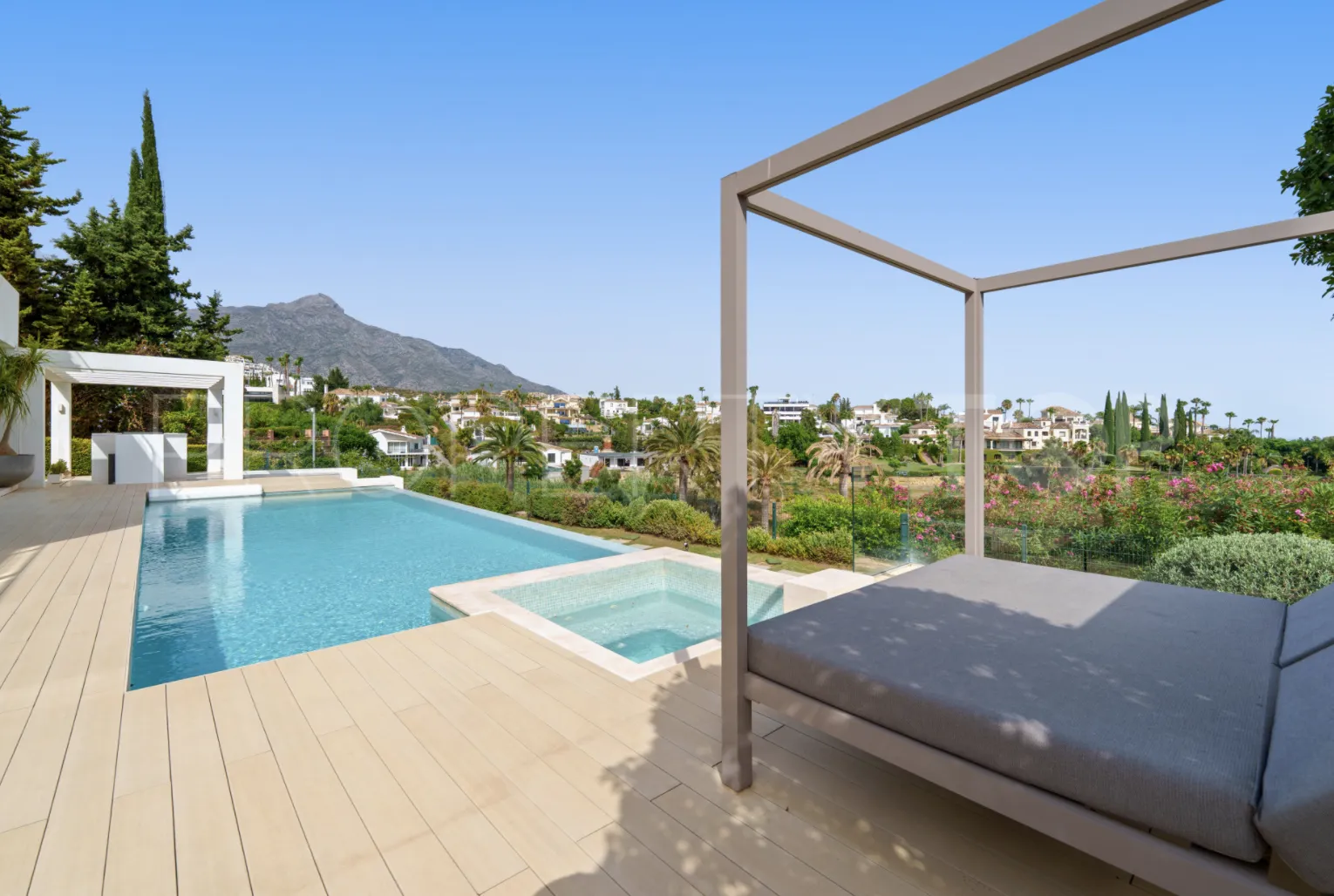 5 bedrooms villa in Nueva Andalucia for sale
