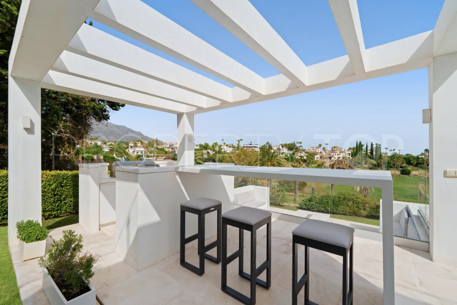 5 bedrooms villa in Nueva Andalucia for sale