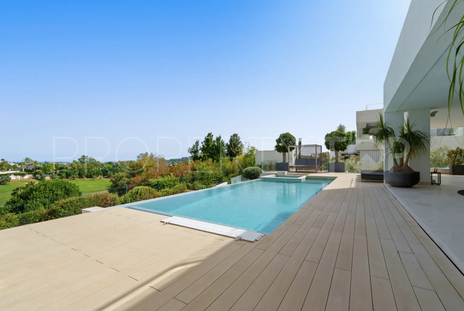 5 bedrooms villa in Nueva Andalucia for sale