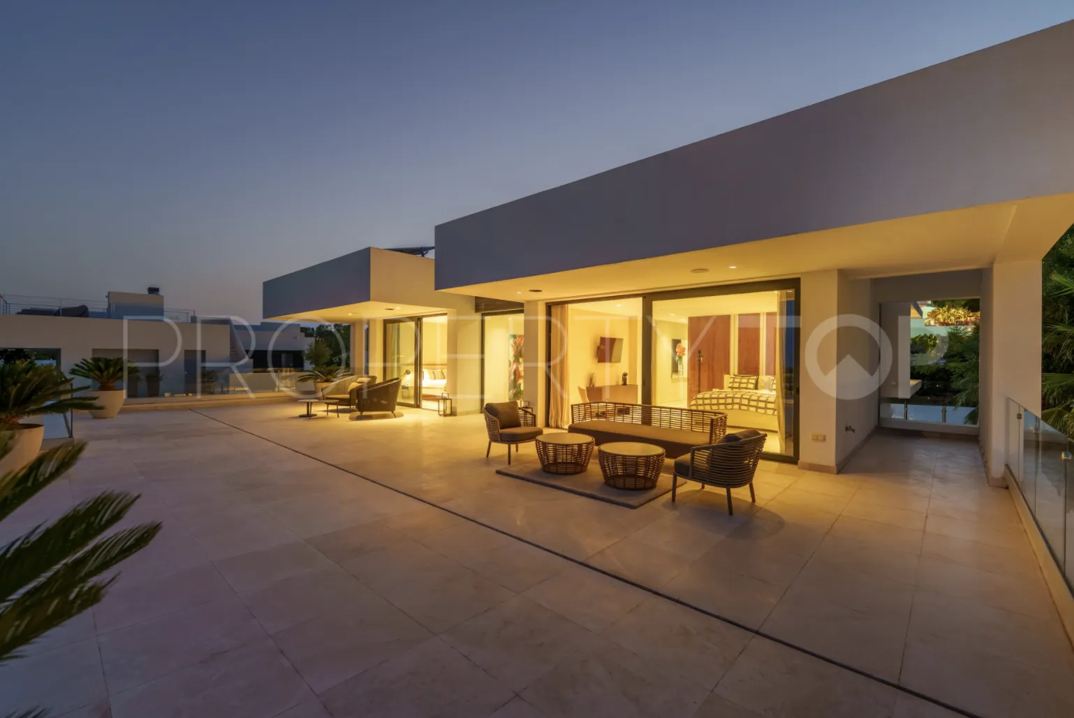 5 bedrooms villa in Nueva Andalucia for sale