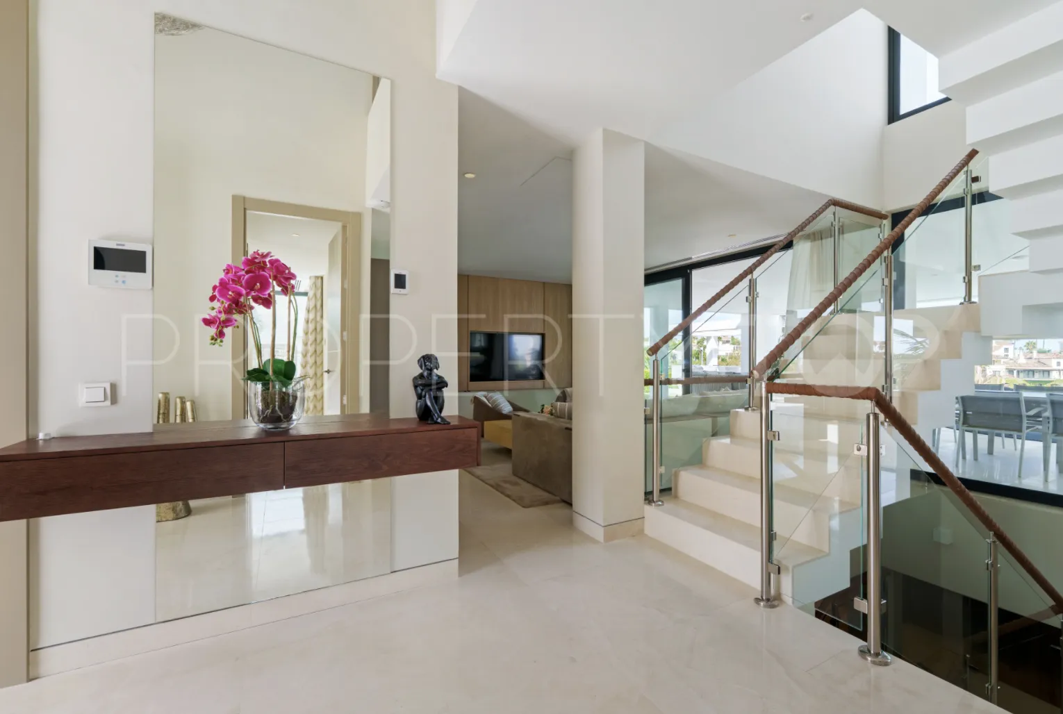 5 bedrooms villa in Nueva Andalucia for sale