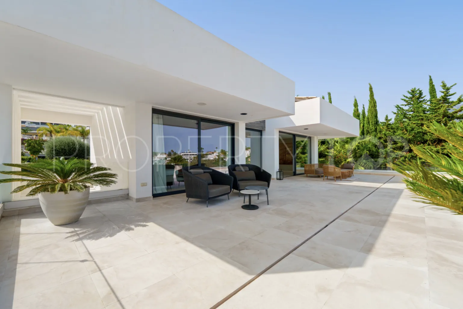 5 bedrooms villa in Nueva Andalucia for sale