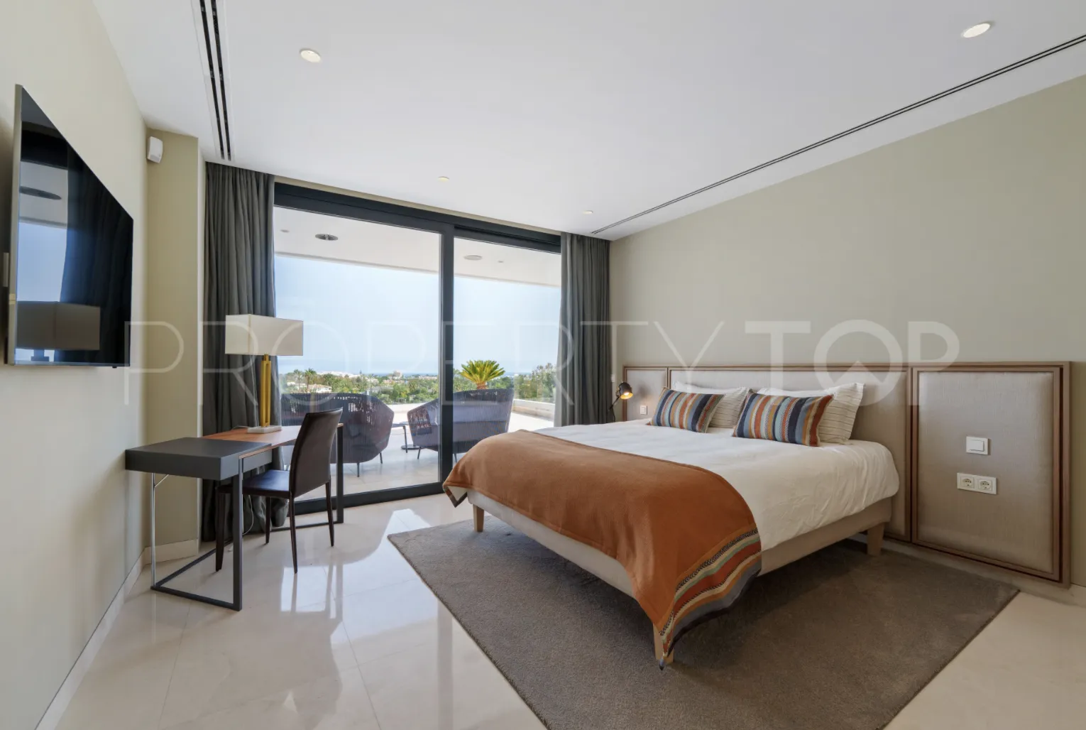 5 bedrooms villa in Nueva Andalucia for sale