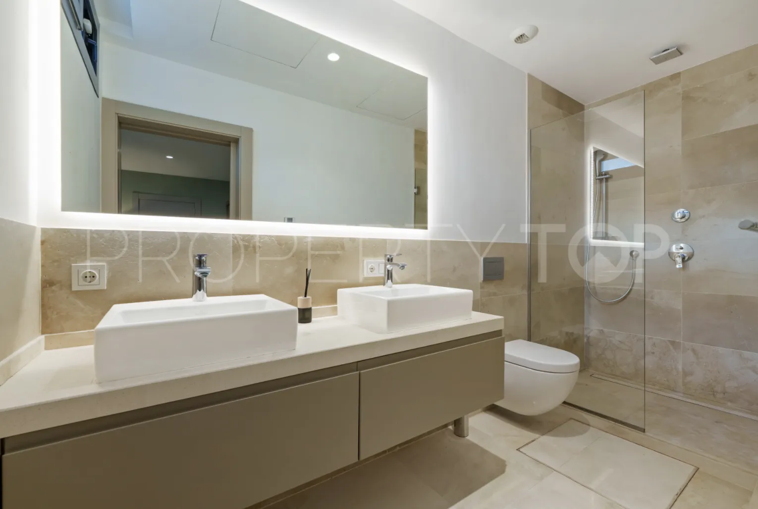 5 bedrooms villa in Nueva Andalucia for sale