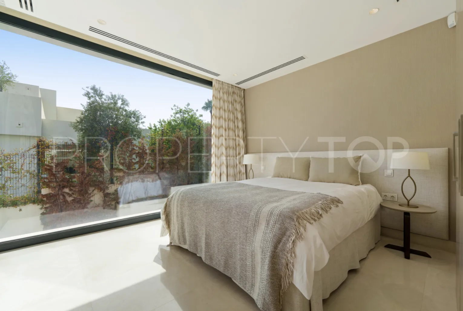 5 bedrooms villa in Nueva Andalucia for sale