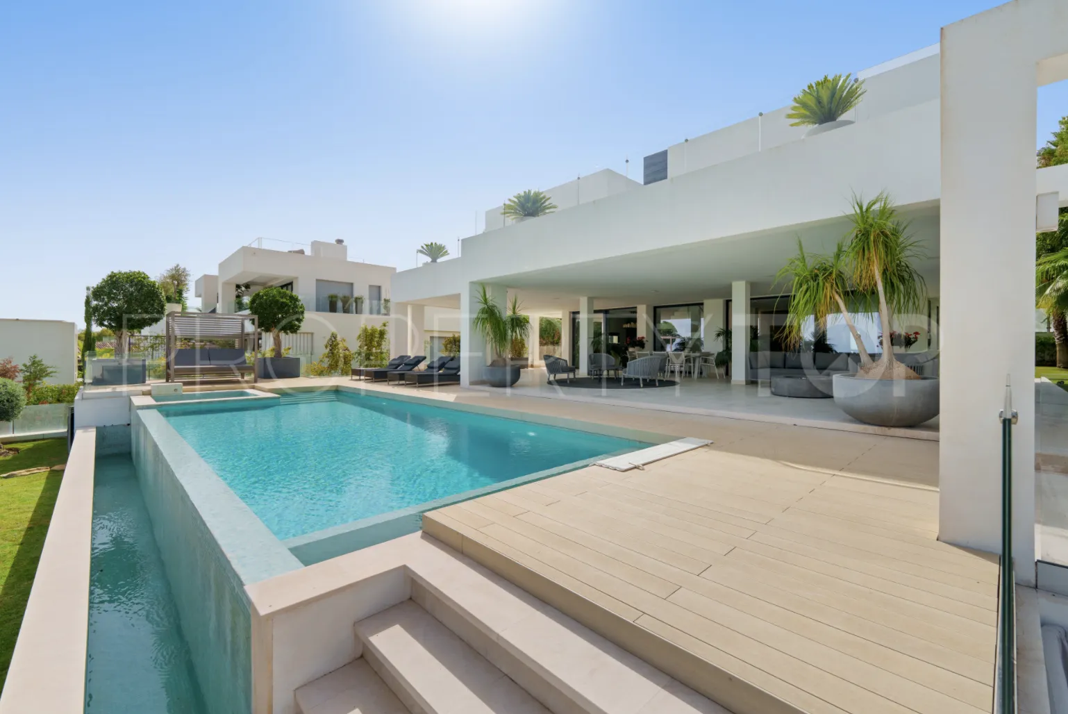 5 bedrooms villa in Nueva Andalucia for sale