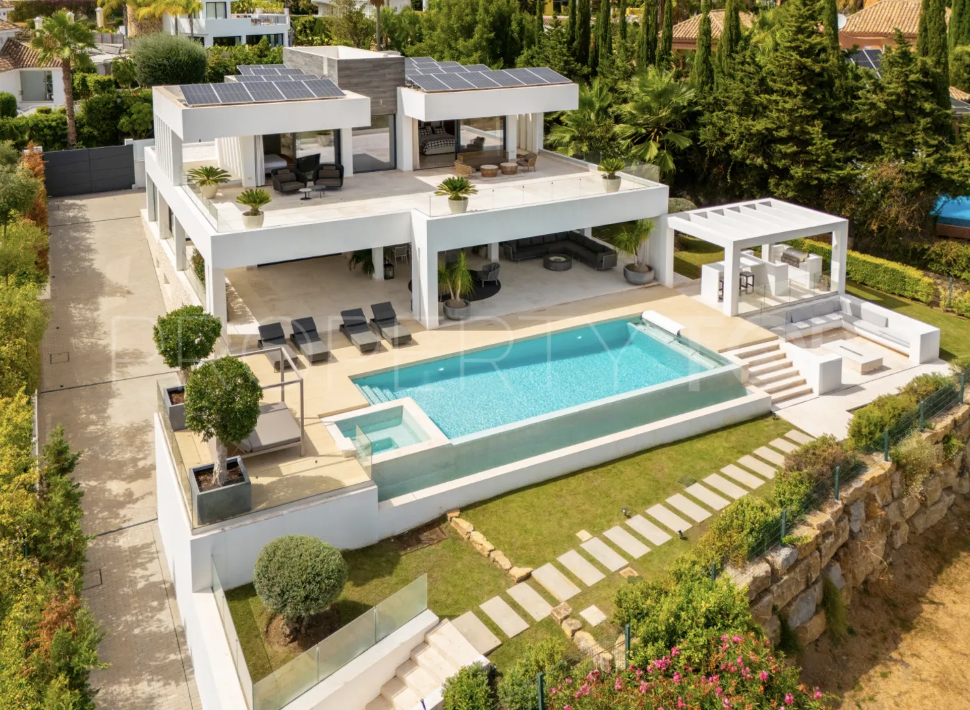 5 bedrooms villa in Nueva Andalucia for sale