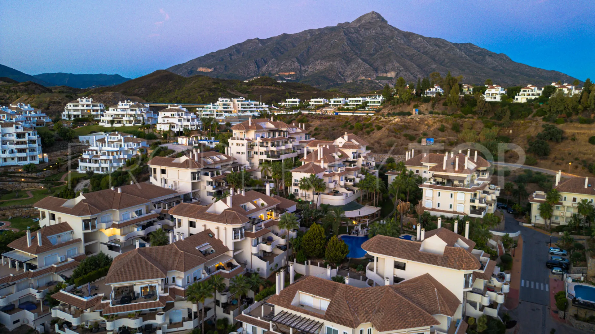Se vende atico duplex en Nueva Andalucia
