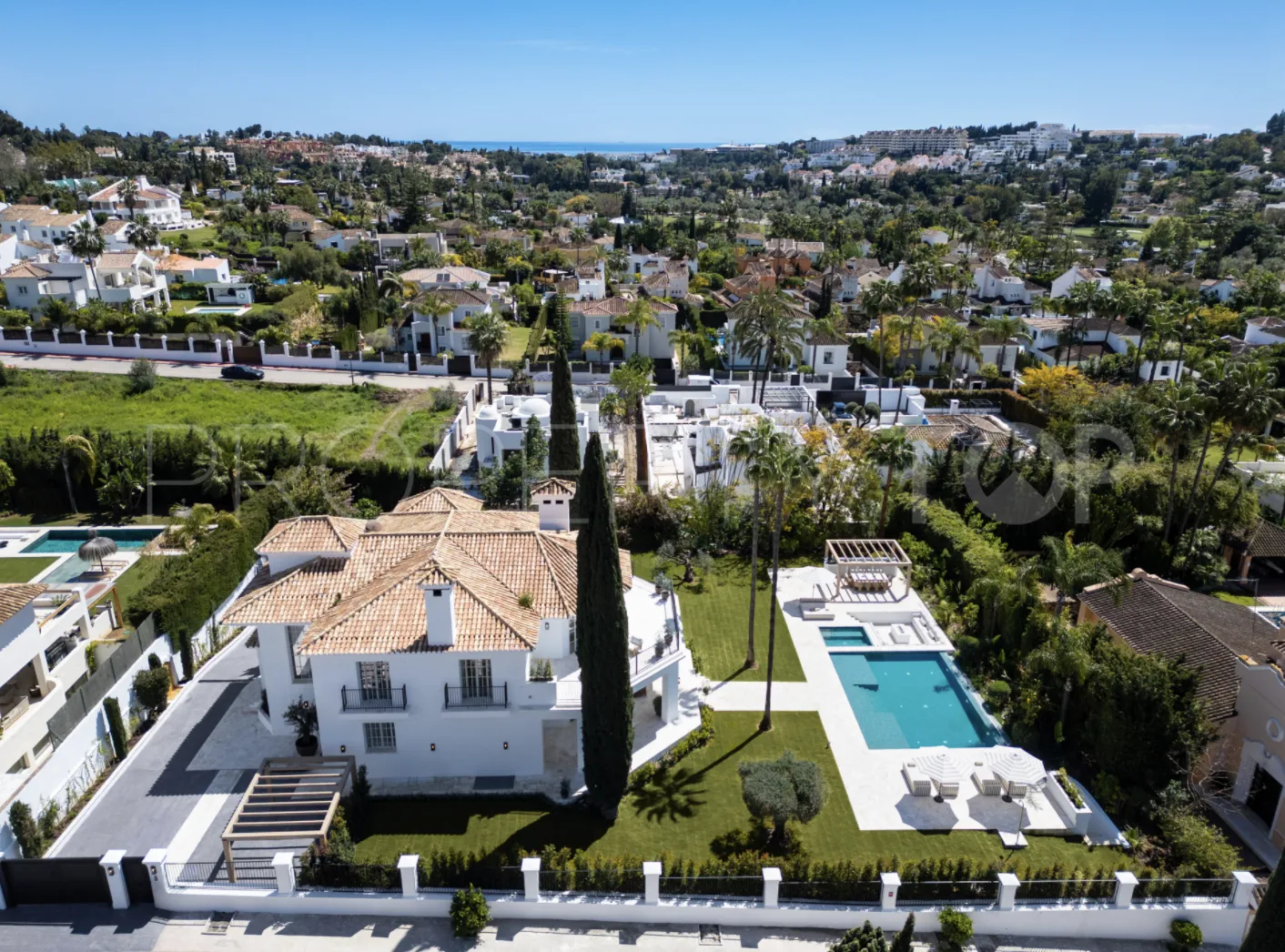 Buy Nueva Andalucia 5 bedrooms villa