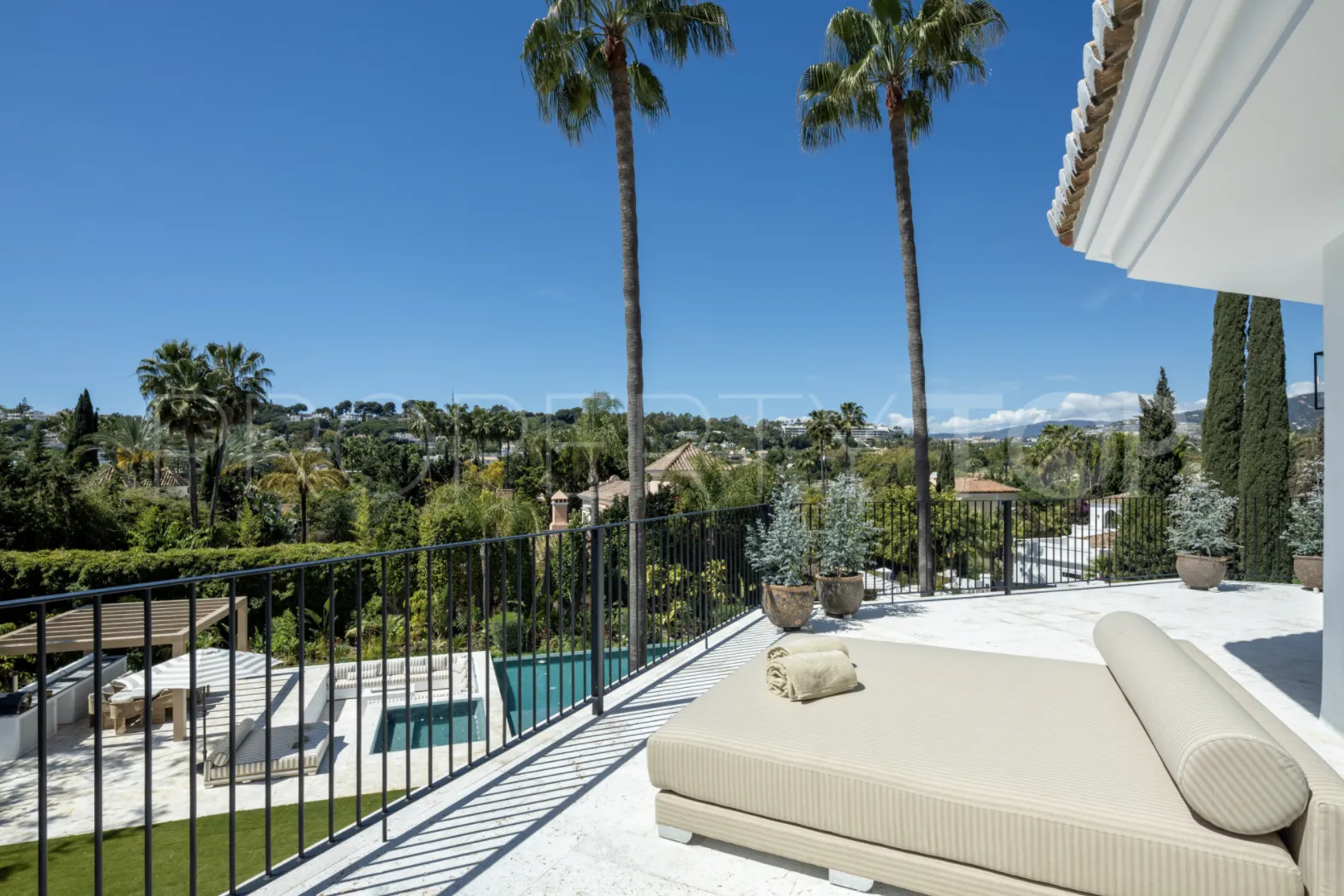 Buy Nueva Andalucia 5 bedrooms villa