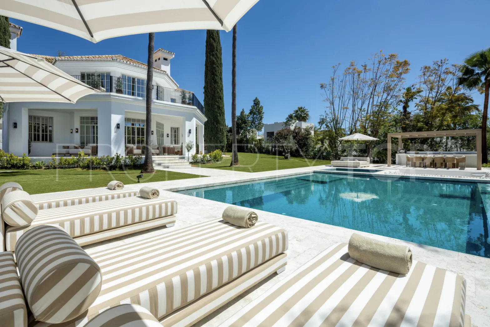 Buy Nueva Andalucia 5 bedrooms villa
