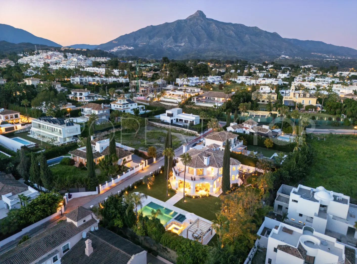 Buy Nueva Andalucia 5 bedrooms villa