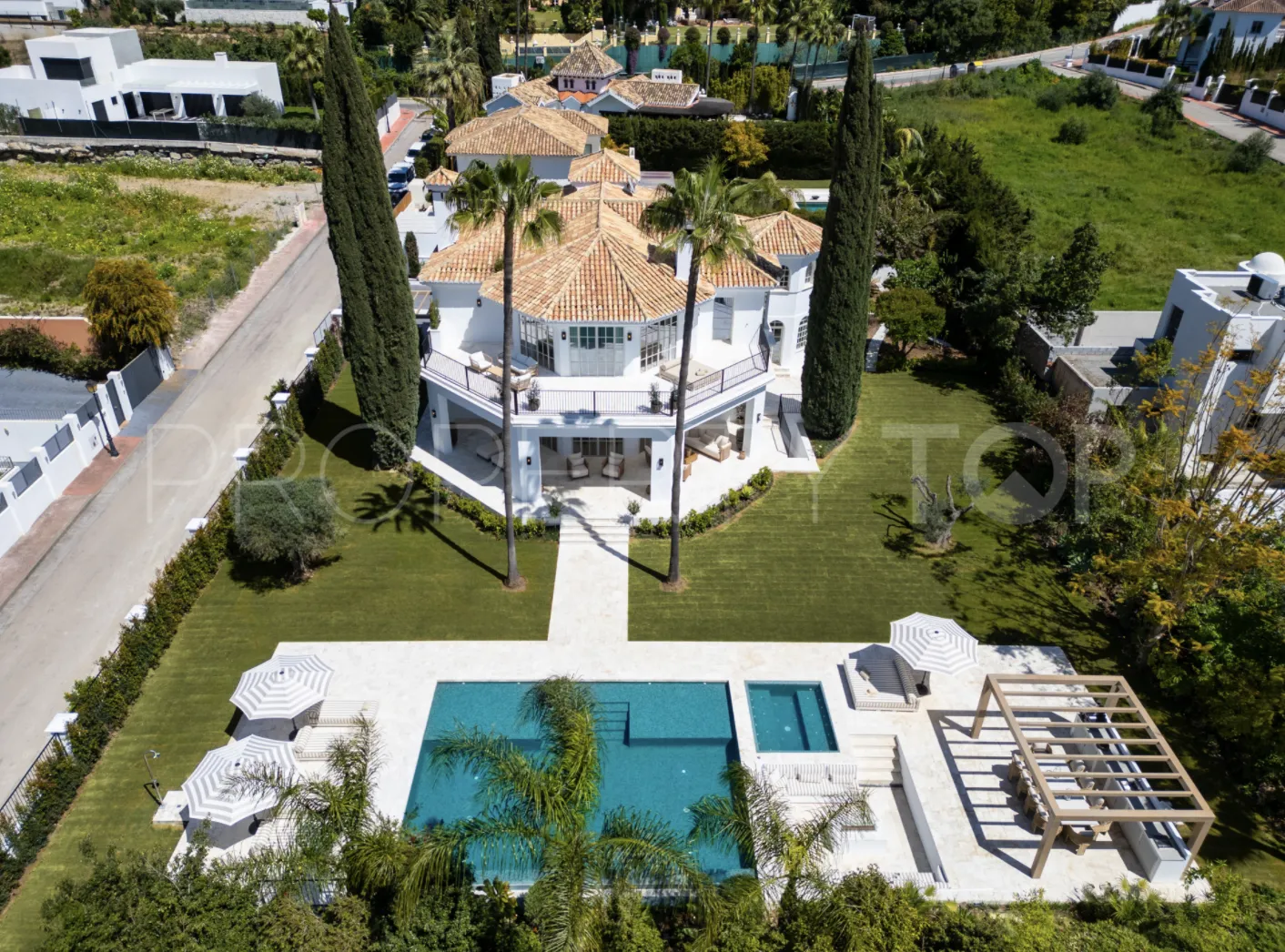 Buy Nueva Andalucia 5 bedrooms villa