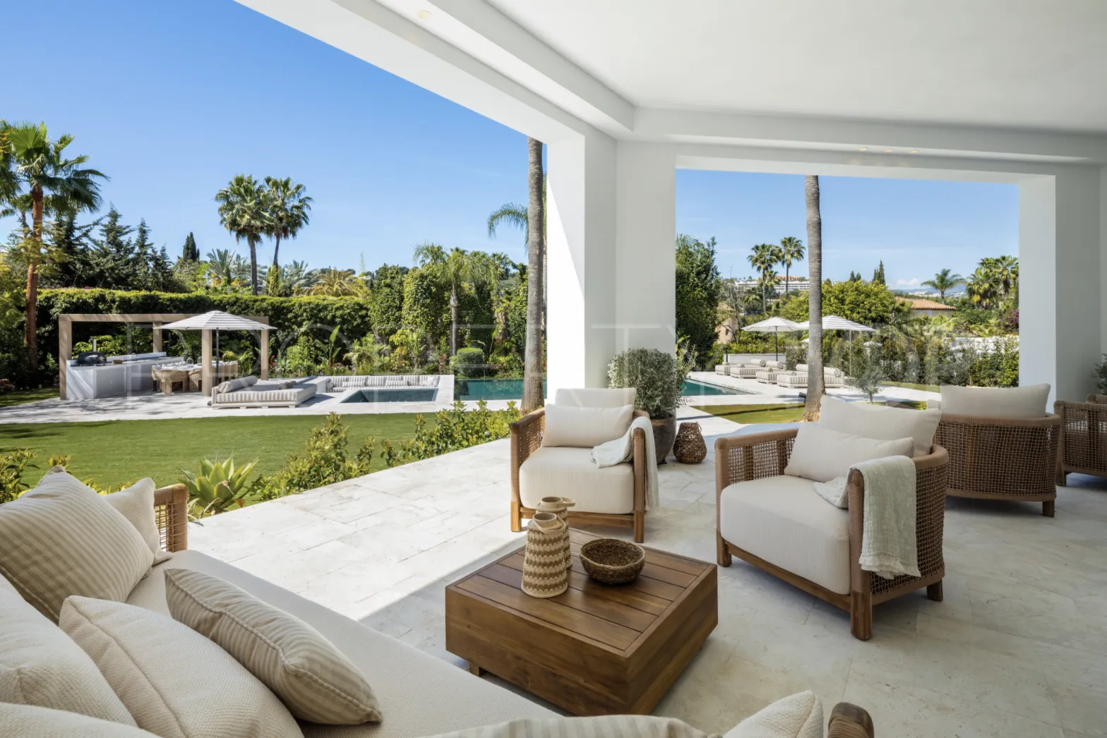 Buy Nueva Andalucia 5 bedrooms villa