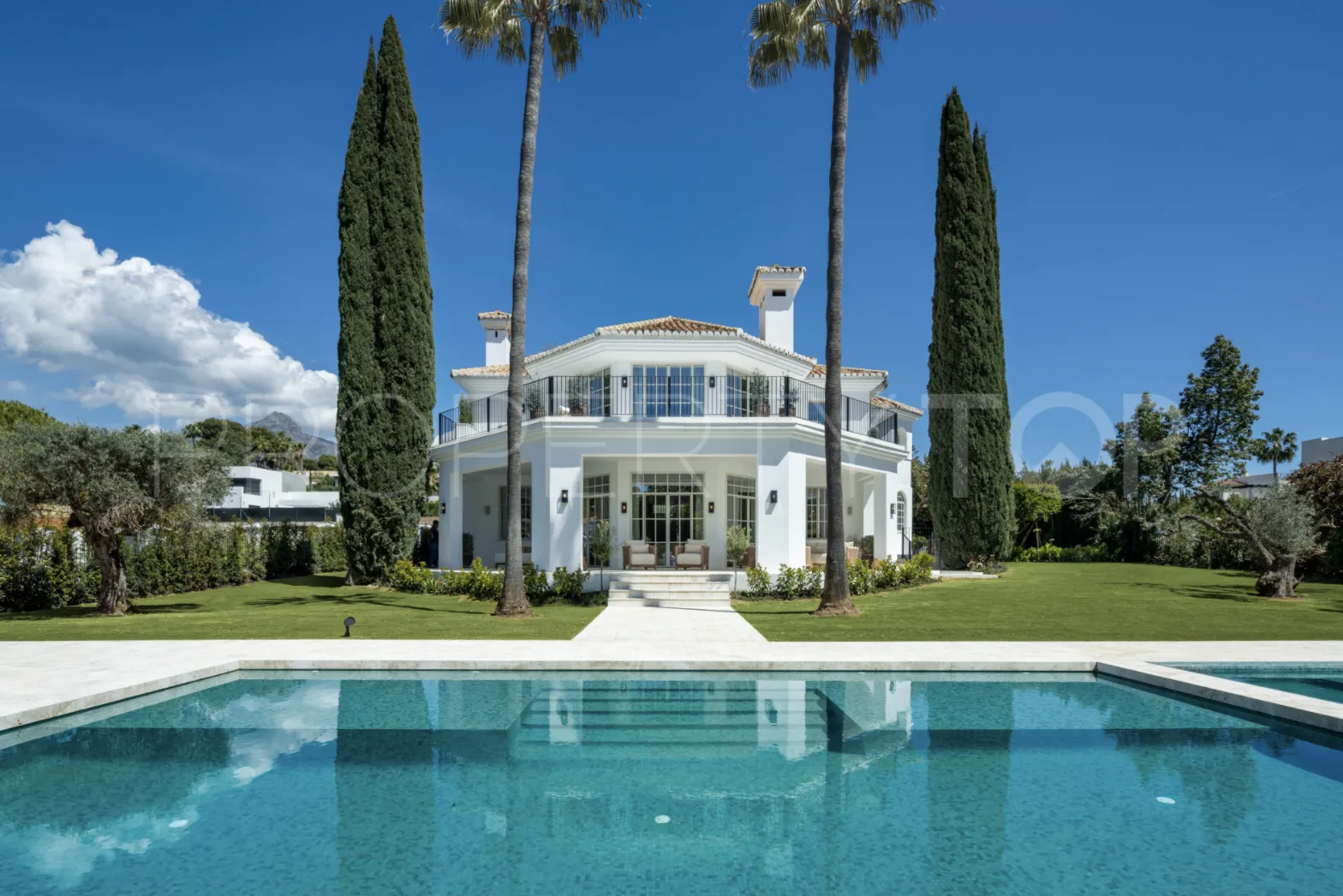 Buy Nueva Andalucia 5 bedrooms villa