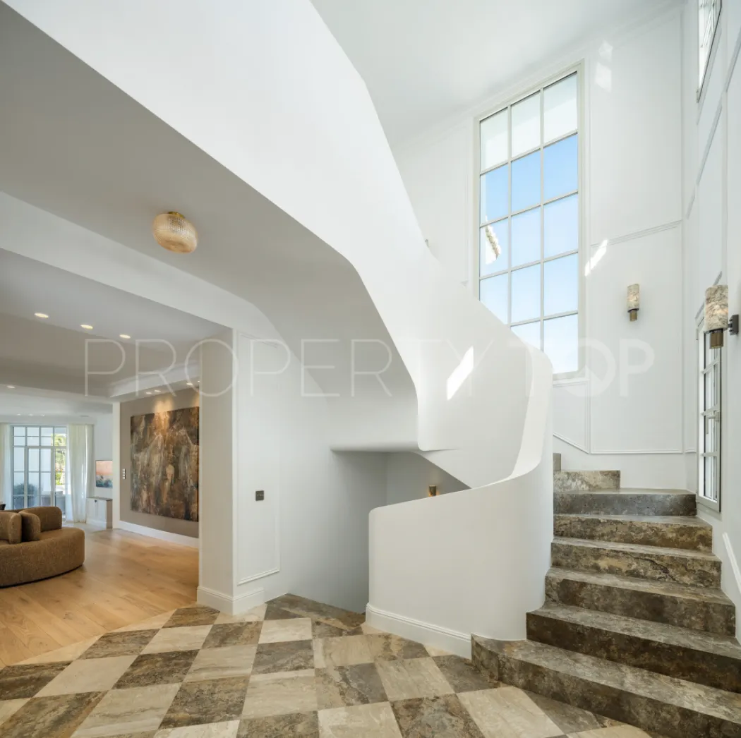 Buy Nueva Andalucia 5 bedrooms villa