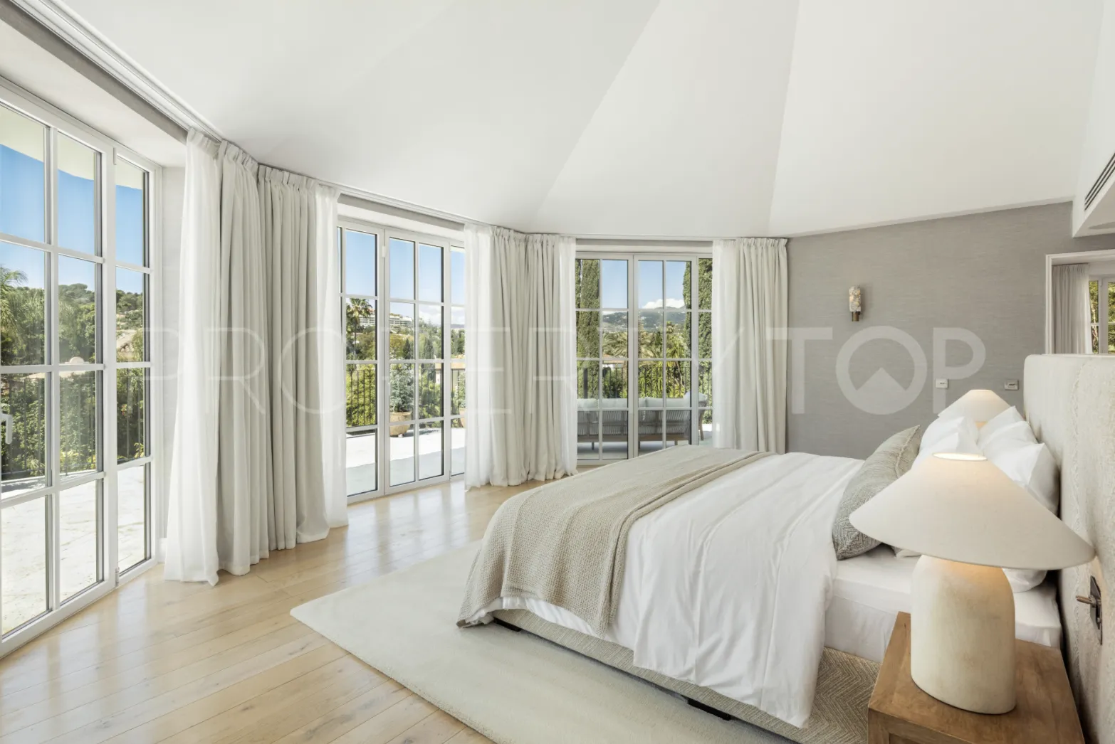 Buy Nueva Andalucia 5 bedrooms villa