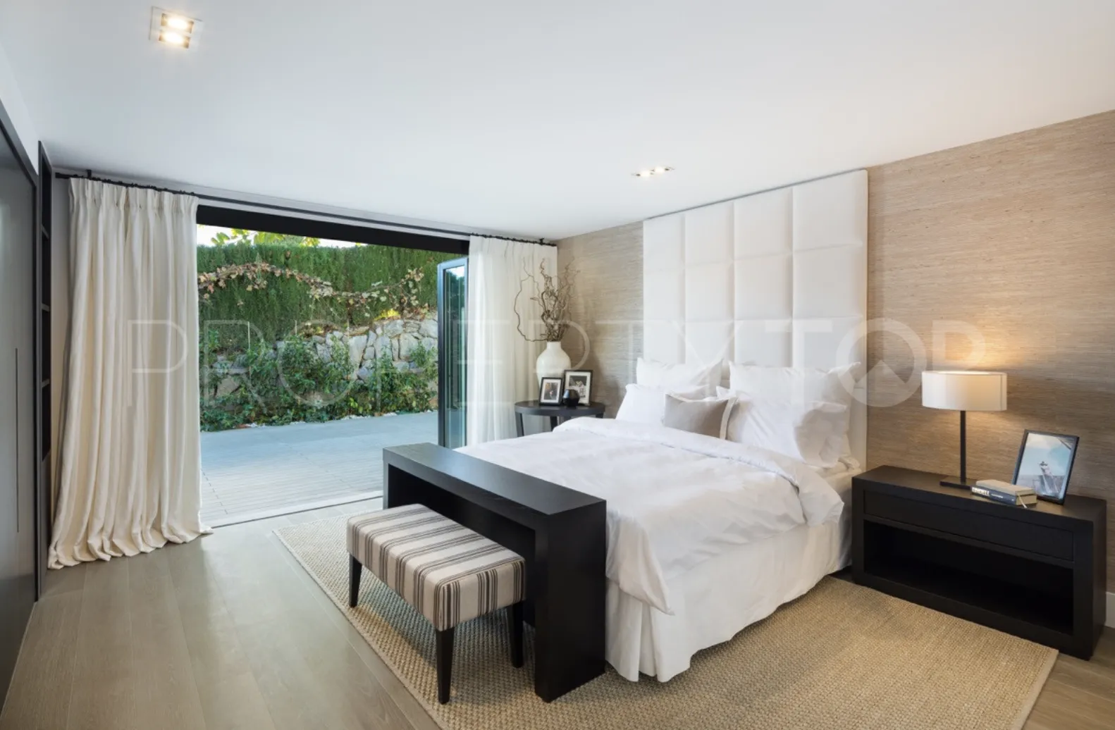 Villa de 5 dormitorios en venta en Nueva Andalucia