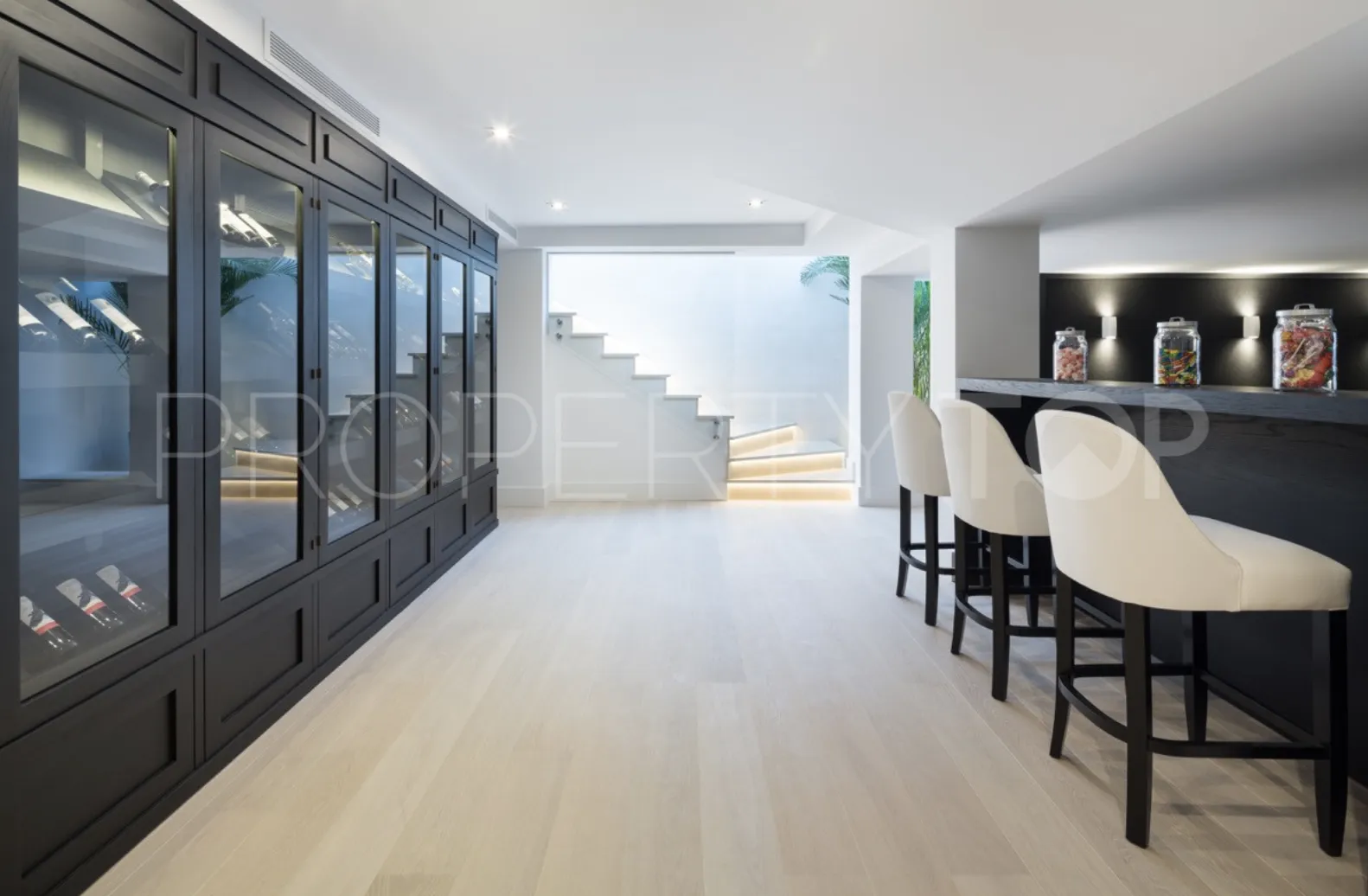 Villa de 5 dormitorios en venta en Nueva Andalucia