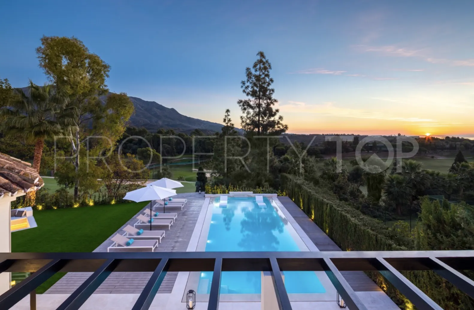 Villa de 5 dormitorios en venta en Nueva Andalucia
