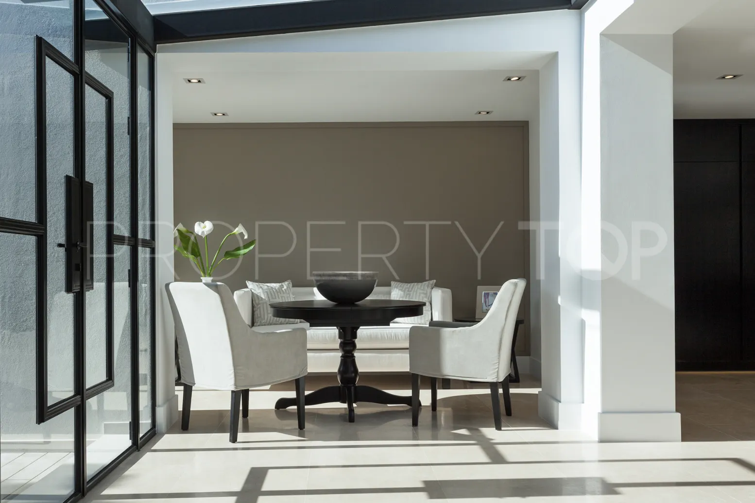 Villa de 5 dormitorios en venta en Nueva Andalucia