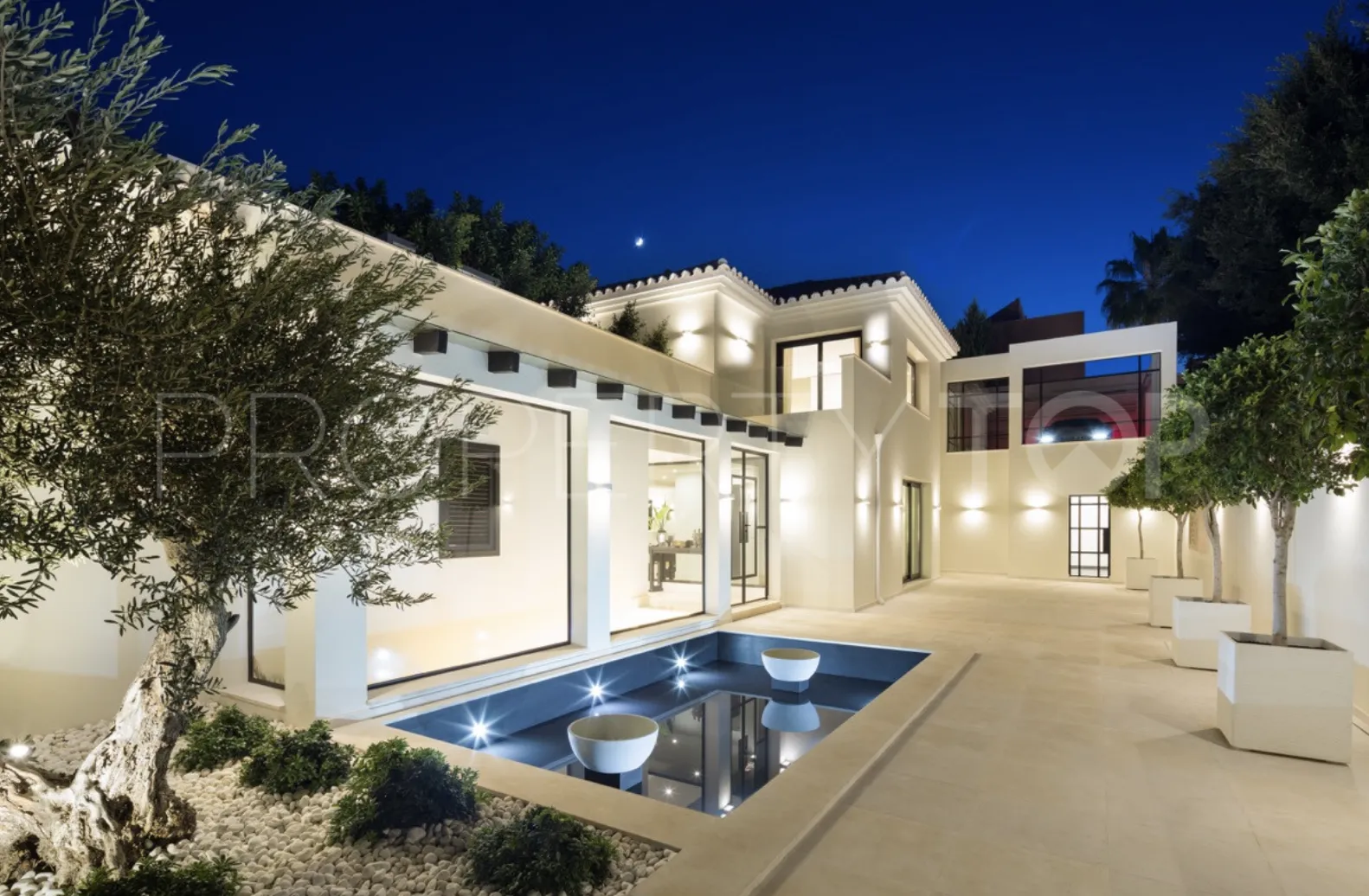 Villa de 5 dormitorios en venta en Nueva Andalucia