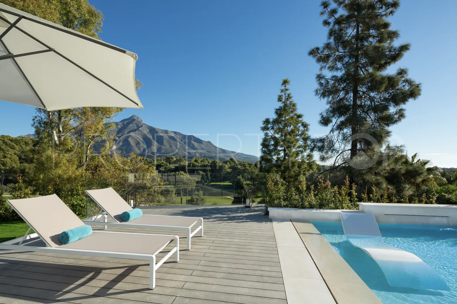 Villa de 5 dormitorios en venta en Nueva Andalucia