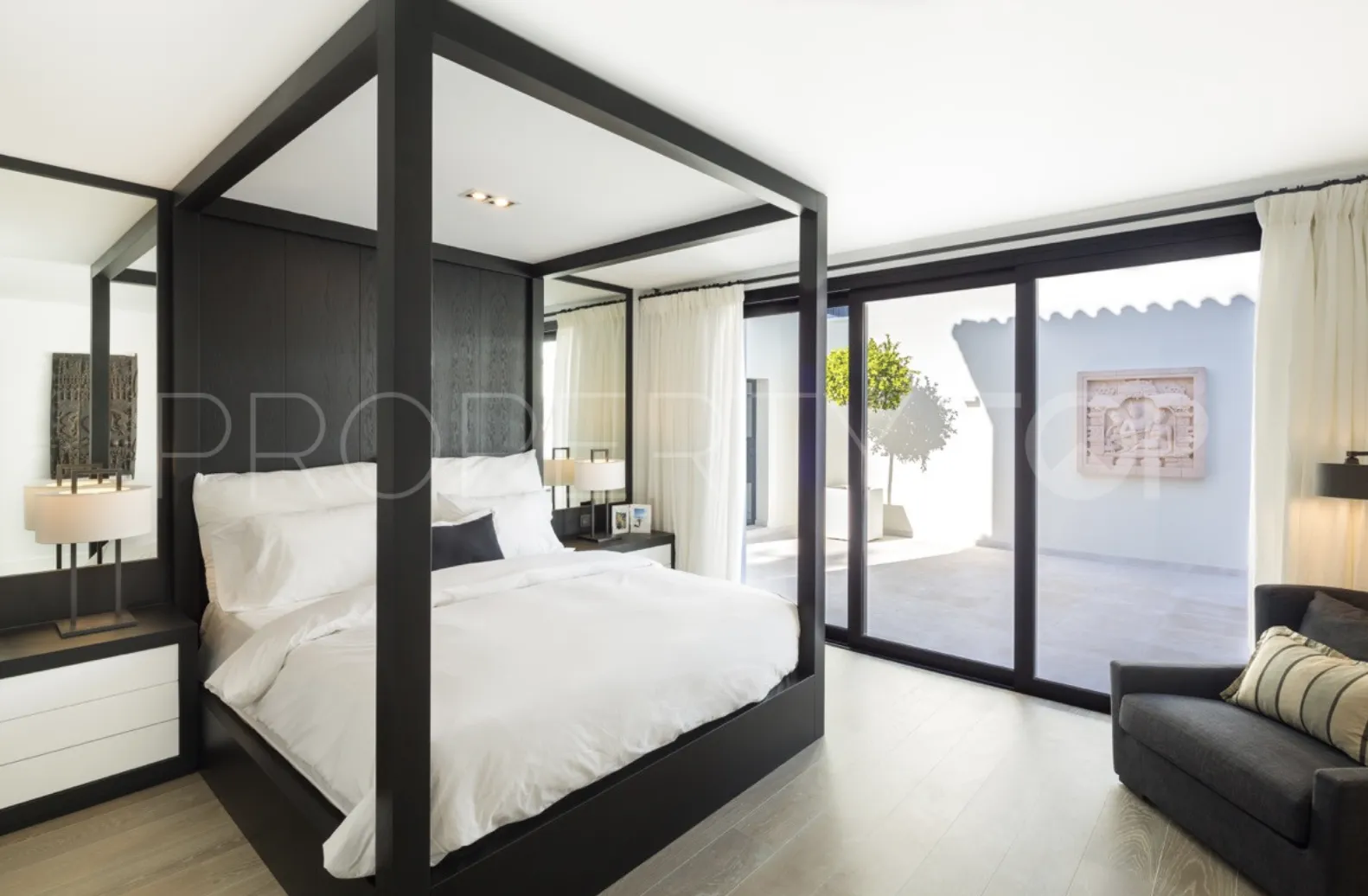 Villa de 5 dormitorios en venta en Nueva Andalucia
