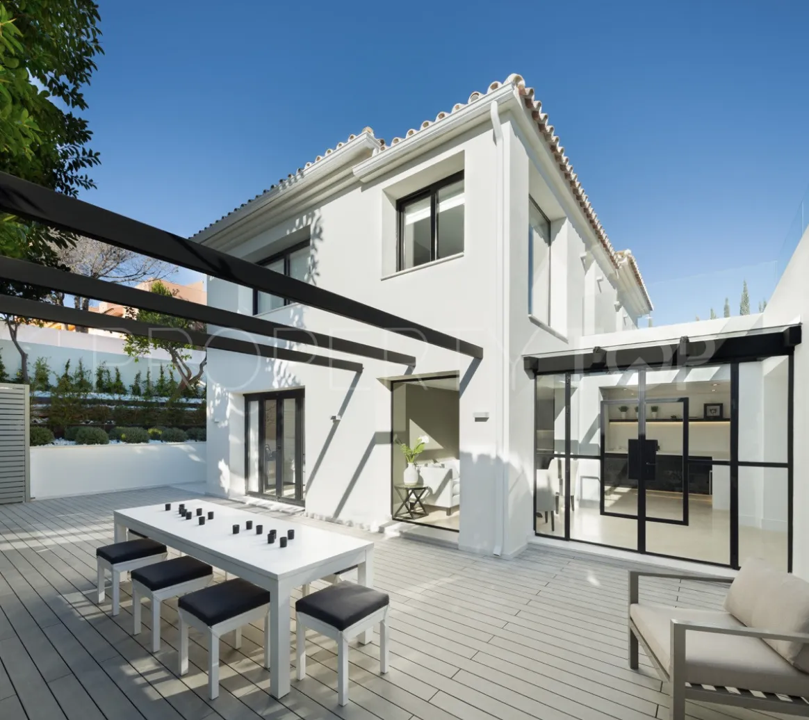 Villa de 5 dormitorios en venta en Nueva Andalucia
