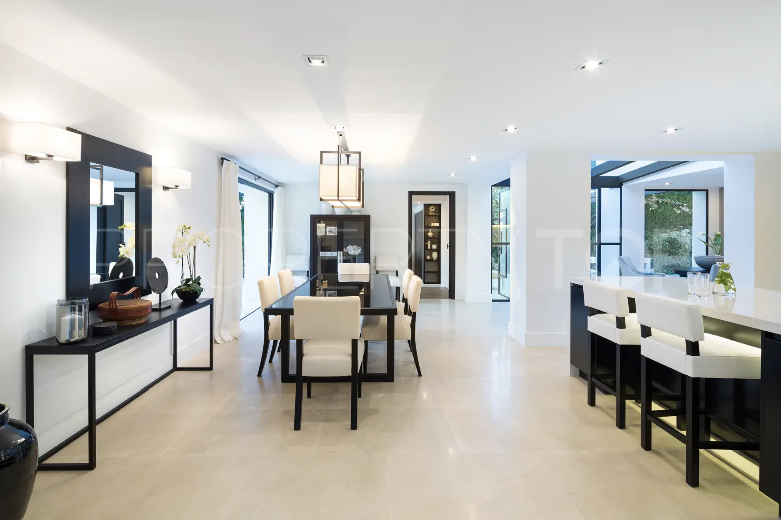 Villa de 5 dormitorios en venta en Nueva Andalucia