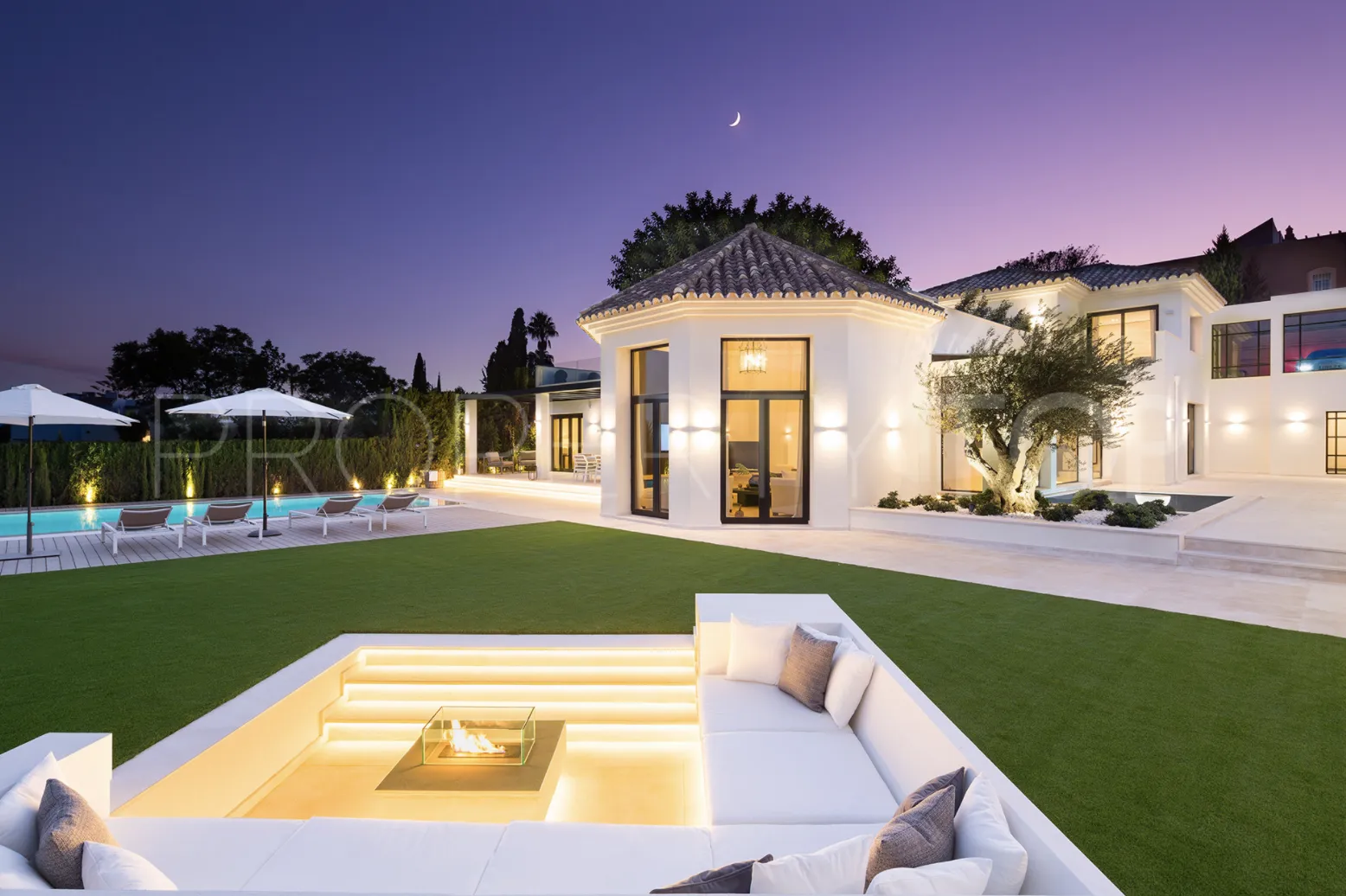 Villa de 5 dormitorios en venta en Nueva Andalucia