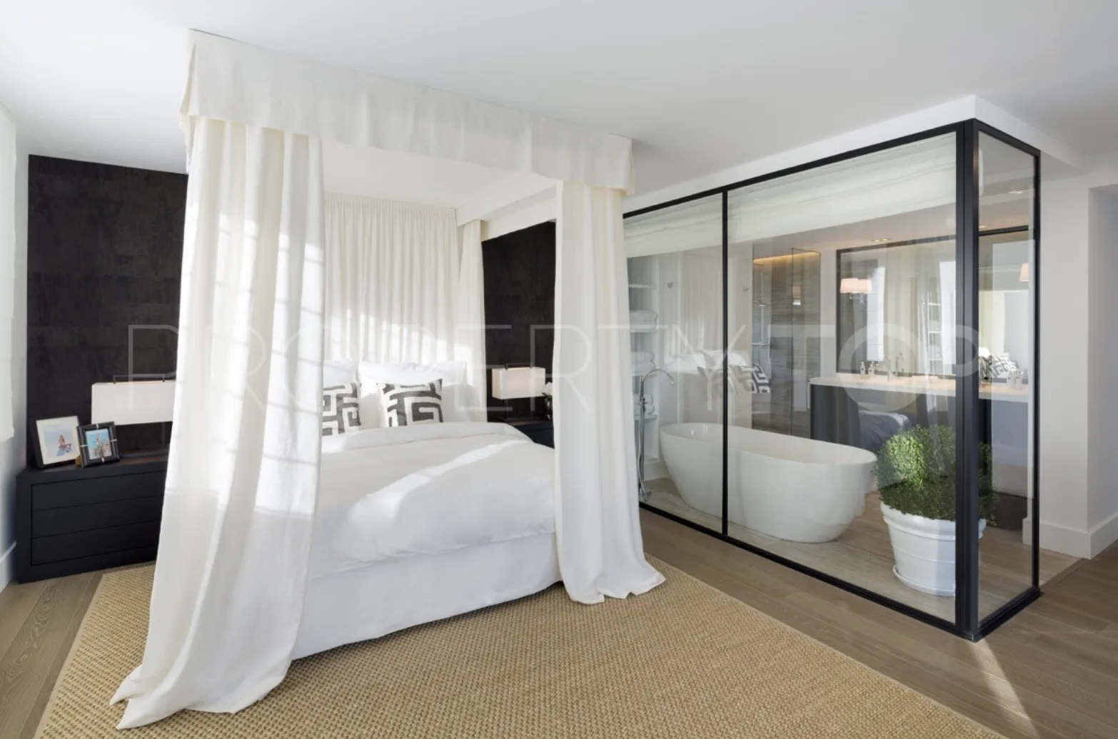 Villa de 5 dormitorios en venta en Nueva Andalucia