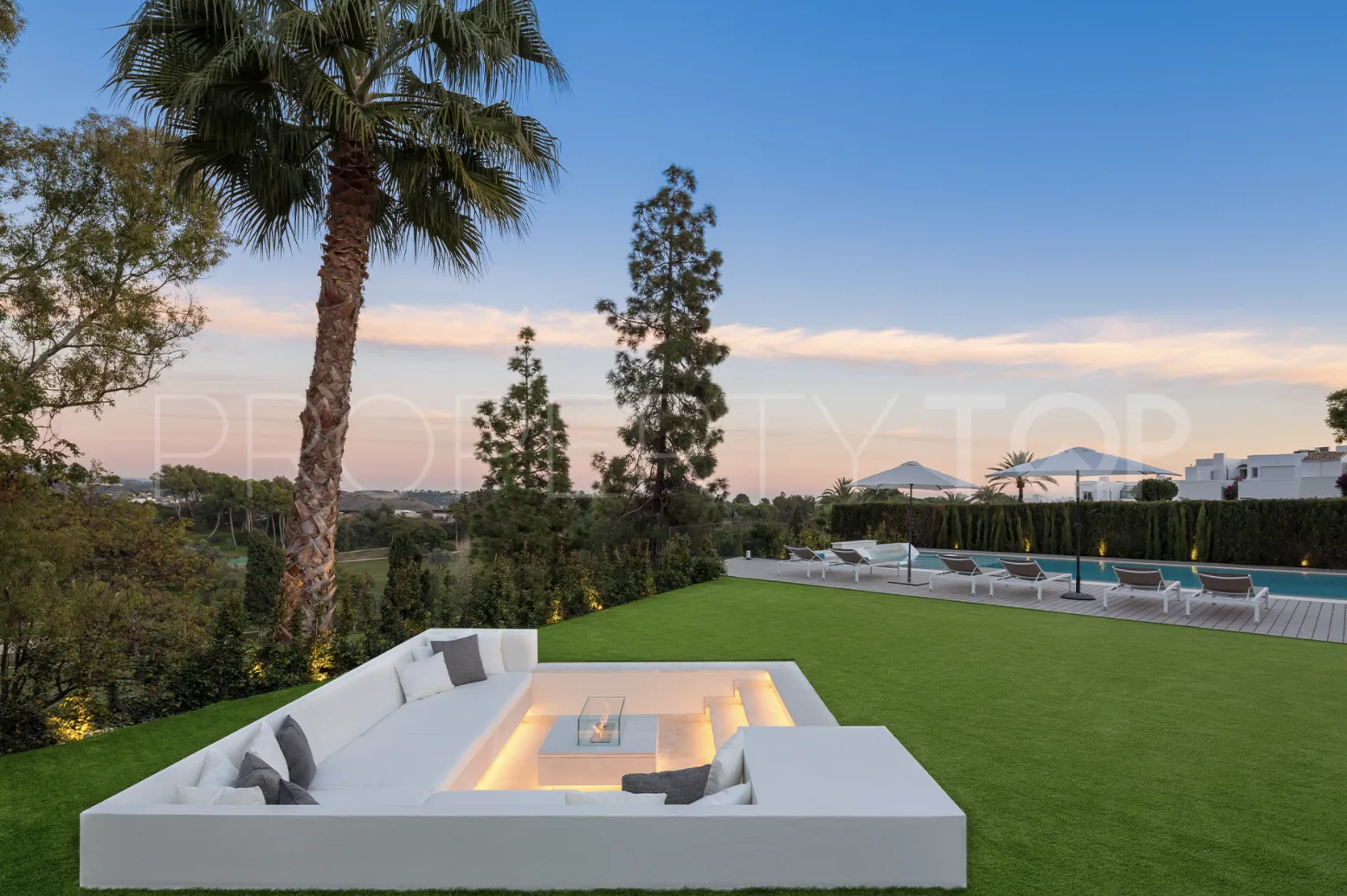 Villa de 5 dormitorios en venta en Nueva Andalucia