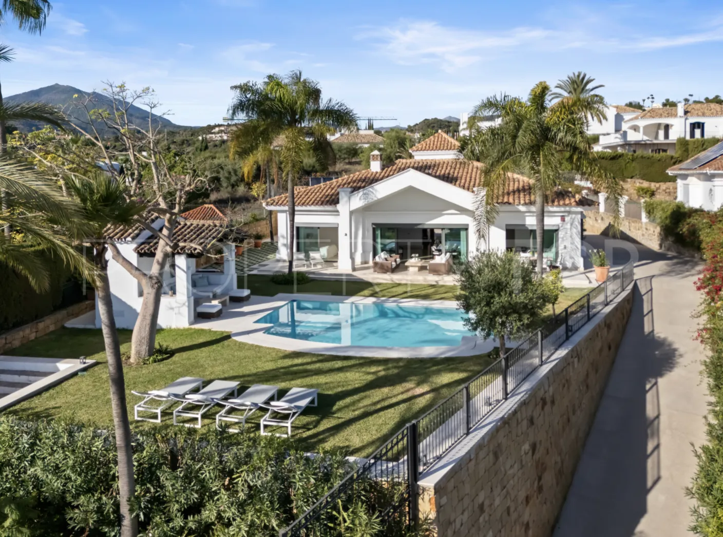 For sale Nueva Andalucia 4 bedrooms villa