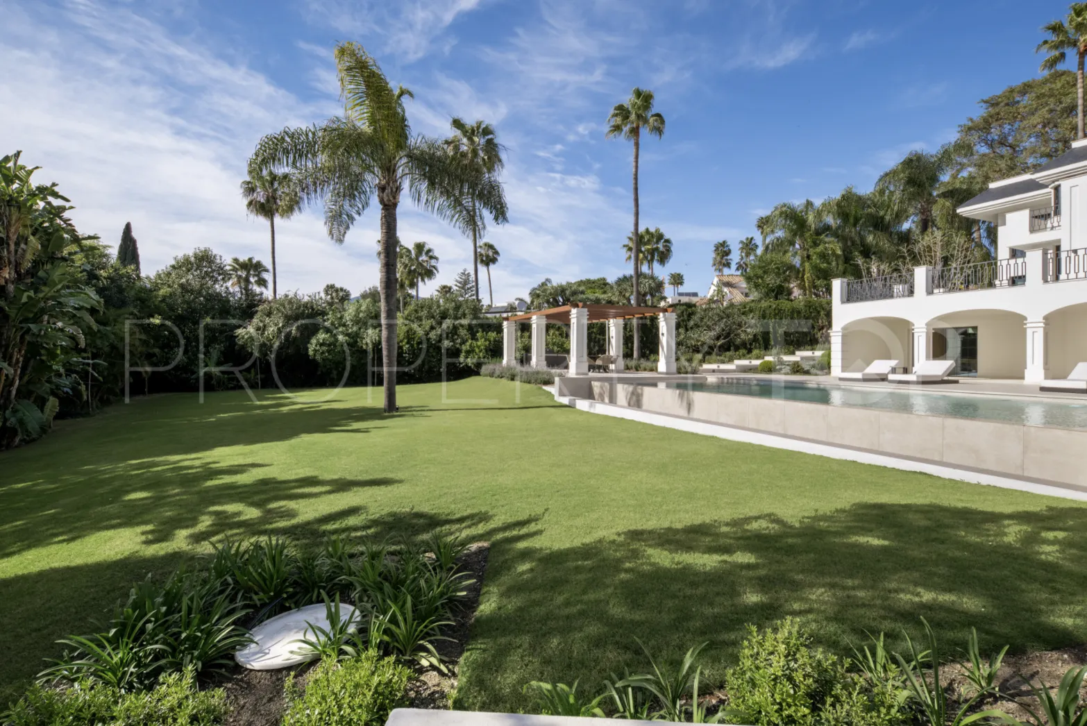 For sale Nueva Andalucia 6 bedrooms villa