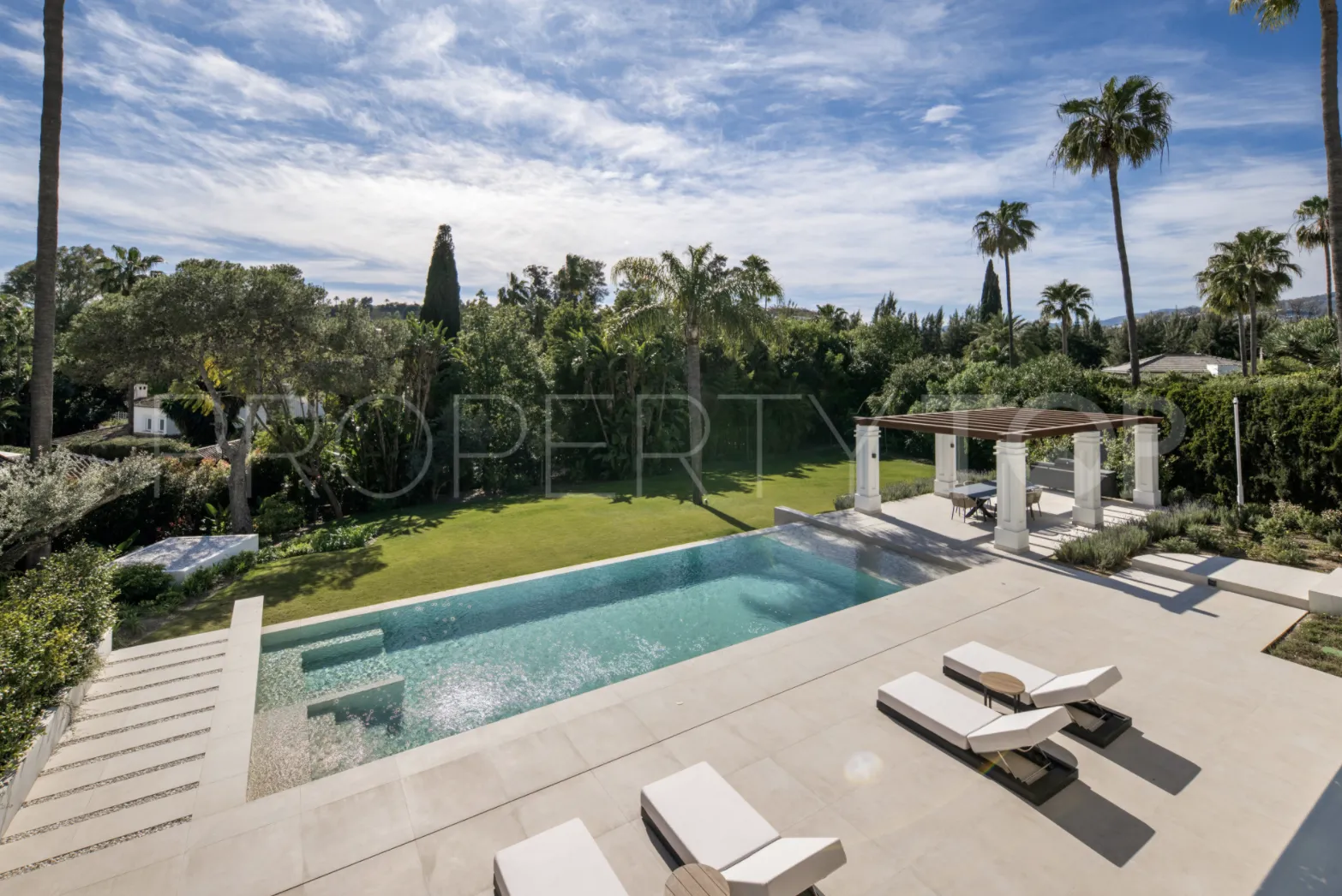 For sale Nueva Andalucia 6 bedrooms villa