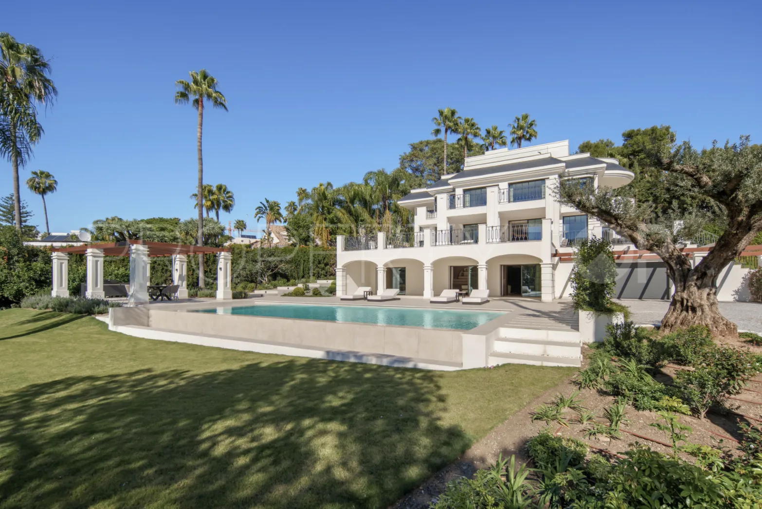 For sale Nueva Andalucia 6 bedrooms villa
