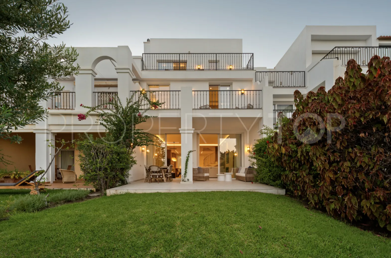 Adosado a la venta en La Quinta con 4 dormitorios