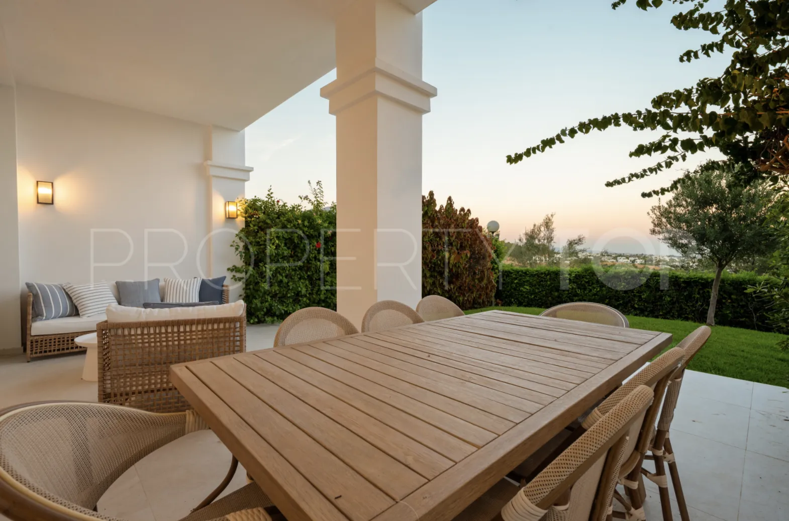 Adosado a la venta en La Quinta con 4 dormitorios