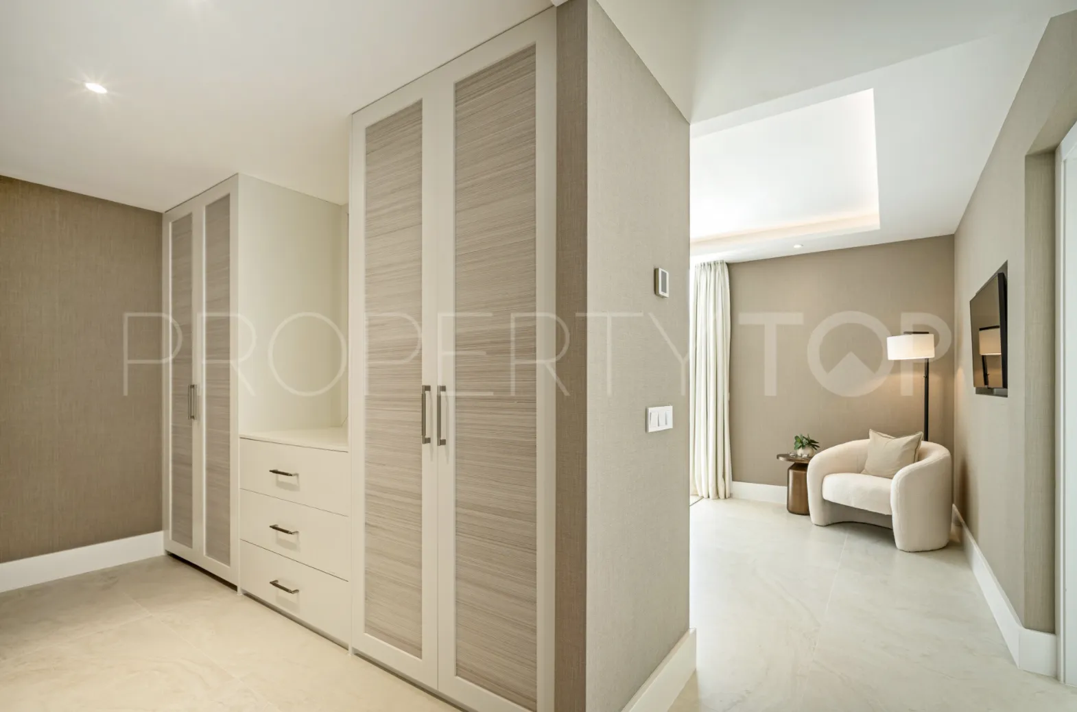 Adosado a la venta en La Quinta con 4 dormitorios
