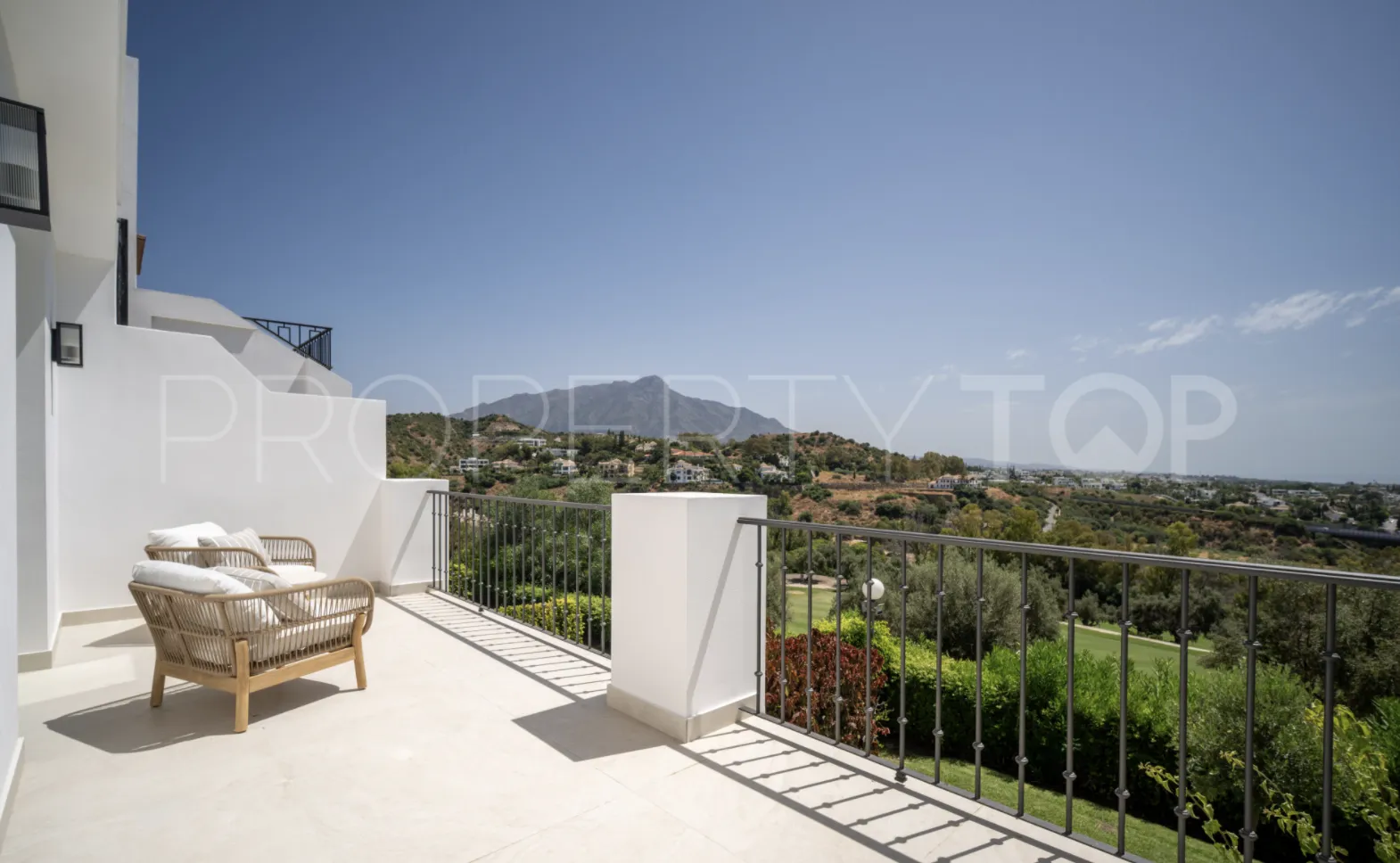 Adosado a la venta en La Quinta con 4 dormitorios