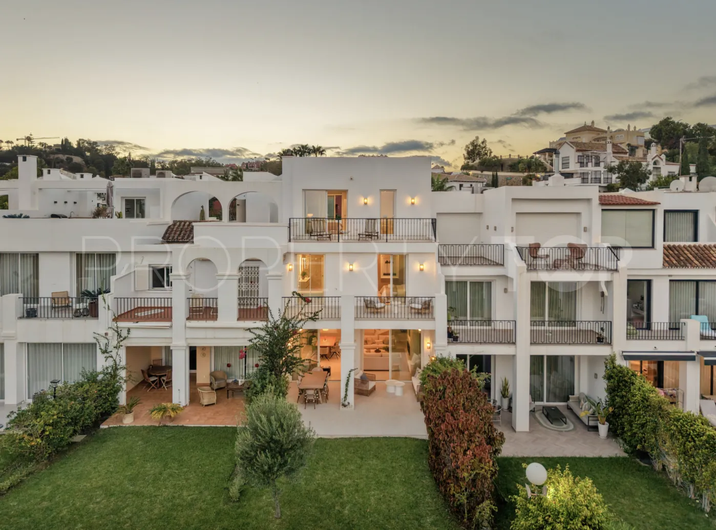 Adosado a la venta en La Quinta con 4 dormitorios
