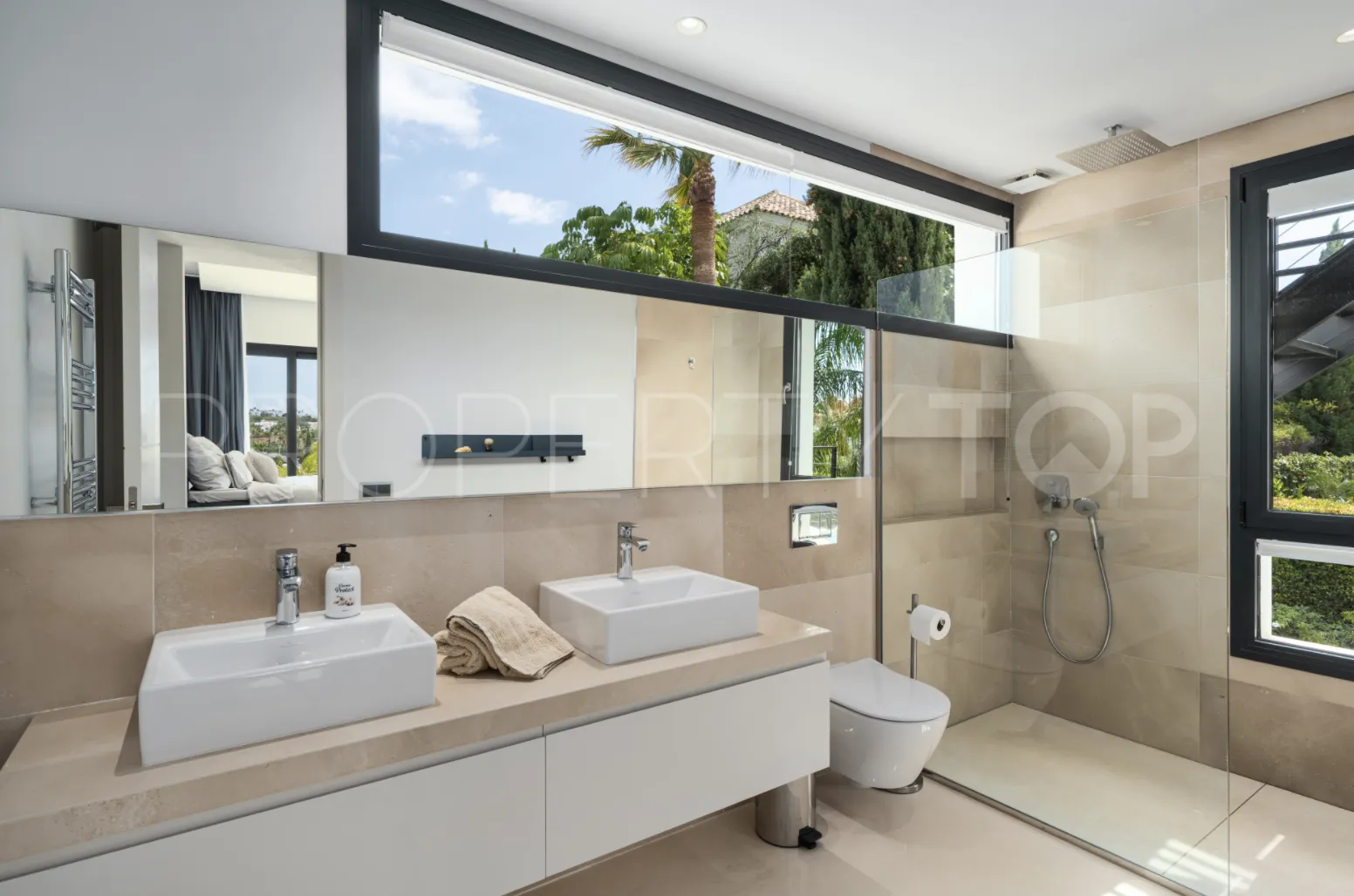 5 bedrooms villa for sale in Nueva Andalucia