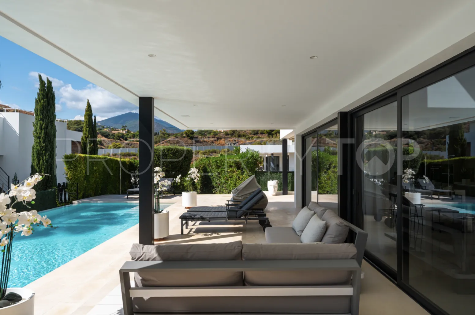 5 bedrooms villa for sale in Nueva Andalucia